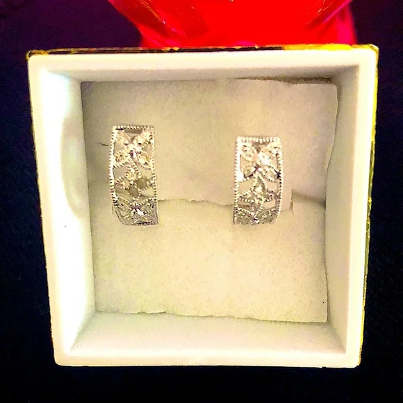 Ornamental white gold earrings